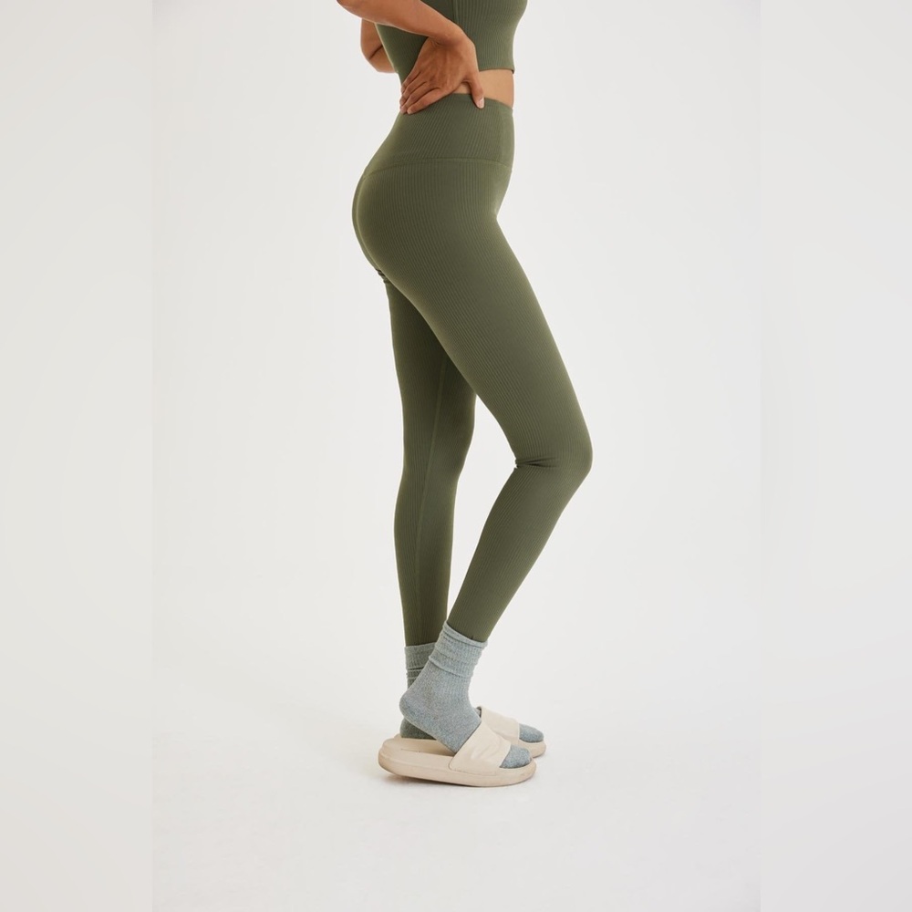 Girlfriend Collective ribbed leggings in Cypress. Size Medium.